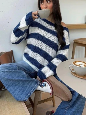Randig stickad tröja blå/vit - Säljer denna otroligt snygga stickade blå vita tröja från designbysi! Den är i storlek xs/s men den är oversized så det sitter perfekt på mig som brukar ha m i stickade tröjor! Den är även lite boatneck i kragen vilket är supersnyggt. Pris kan diskuteras