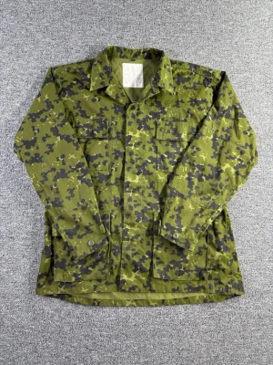Authentic Swedish Military Jacket – Size XL - Äkta svensk militär jacka i klassiskt camouflage mönster. Robust kvalitet med flera fickor – perfekt för military / workwear / streetwear style.  📏 Storlek: XL📐 Mått visas i bilderna✨ Skick: Bra skick – se bilder för detaljer  Riktigt cool jacka som funkar både som overshirt eller lätt jacka.  💸 Följ mig så får du 10% rabatt på köpet!  