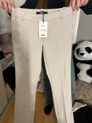 Beige kostymbyxor från Bik Bok - Snygga lågmidjade beige kostymbyxor från Bik bok. Aldrig använda med prislapp kvar 