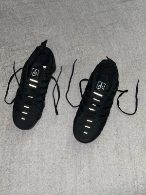 Nike Air VaporMax Plus Svarta sneakers - Säljer svarta Nike vapormax plus. Säljer dom på grund dom kom liten på mig har inte använt dom pris kan diskuteras vid snabb affär.