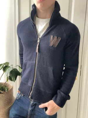 Woolrich full zip / cardigan  - Woolrich full zip / cardigan - Inga defekter! Modellen i bilderna är 180 cm 75 kg och bär Storlek M , för liten på modellen. Kom med frågor! 🌟 (Kan gå ned i pris vid köp av paket 😉) 