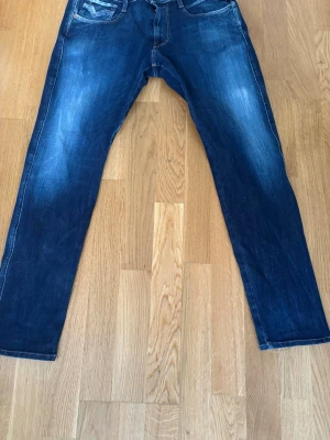 Replay jeans  - Snygga mörkblå jeans från Replay med slim fit passform. Dem är i jätte bra skick och storleken är 32. Skriv ifall ni har några frågor. Priset är ej hugget i sten. 
