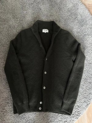 Soft goat Kashmir cardigan  - Säljer denna sjukt snygga soft goat Kashmir cardiganen i storlek S, passar lite tajtare. Grymt skick, utan defekter. Hör av er vid fler frågor! 