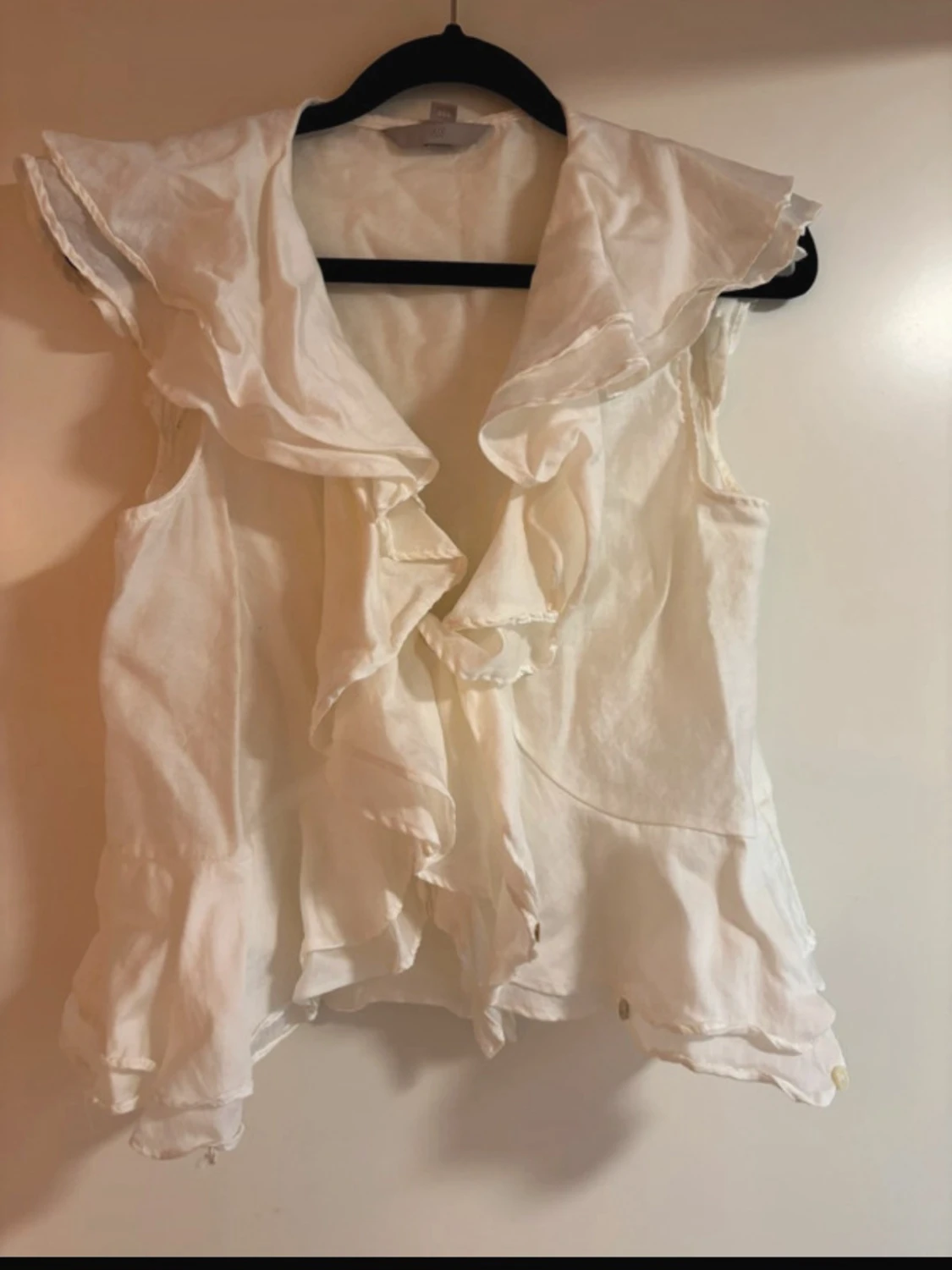 Vit volangblus med kort ärm