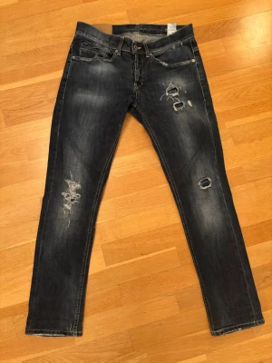 Dondup jeans  - Säljer ett pad mörkblåa Dondup jeans i modell George (Slim). Skick 9/10. Storlek W29 sitter som L30 då dom är upplagda (se bild 5). Skriv om ni har några funderingar!