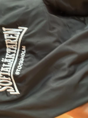 SÖKER SOFIALÄKTAREN JACKA ÅT EN POLARE - SÖKER EN SOFIALÄKTAREN JACKA ÅT EN POLARE. SÖKER STORLEKEN L