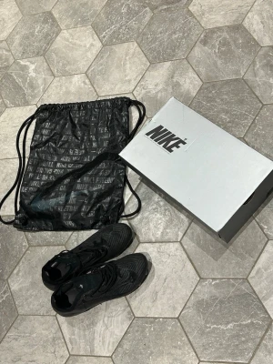 Nike mercurials vapor 16 elite ”Shadow” - Nike Mercurial Vapor 16 Elite Shadow är en lätt och snabb fotbollssko i svart med mörkgröna detaljer, med bra bollkänsla och extra fart från Air Zoom-sulan.