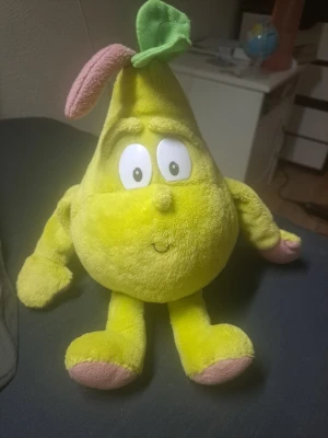 Päron mjukisfigur - Säljer en söt päronformad mjukisfigur i grönt plyschmaterial med stora vita ögon, rosa detaljer på öron och fötter samt ett grönt blad på huvudet. Perfekt som dekoration eller kramkompis för dig som gillar unika gosedjur.