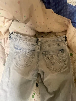 Ljusblå bootcut jeans från Gina - Säljer nästan helt oanvända jeans från Gina köptes för 400 säljer för 200💖säljer pga för stora i storleken.