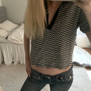 Mönstrad topp - Snygg mönstrad topp från Zara, endast använd ett fåtal gånger.