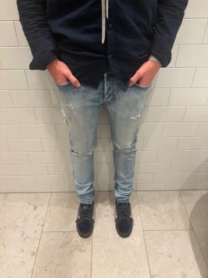 Diesel jeans - Säljer ett par otroligt schyssta diesel jeans med en ljusfärg vilket är perfekt till de ljusare vädret. Vid frågor eller prisförslag tveka inte på att höra av er!.