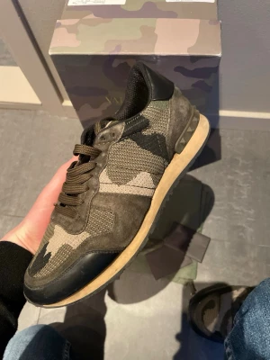 Valentino Rockrunner  - Valentino Rockrunner i färgen kahirki. St 41. Självfallet äkta vilket bevisas på sista bilden. Har allt og. Välldigt fint skick på skorna. Andra säljer för 3000kr! Mitt pris 1899kr