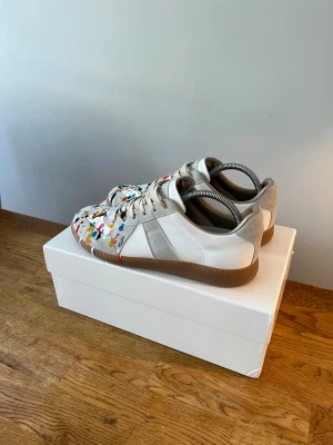 Maison Margiela Gats - Säljer dessa extremt unika modell av Maison Margiela i storlek 42 | kvitto saknas därav det låga priset men garanterar äktahet | väldigt bra skick | Priset går självklart att diskuteras | Skriv gärna vid frågor eller funderingar🤝