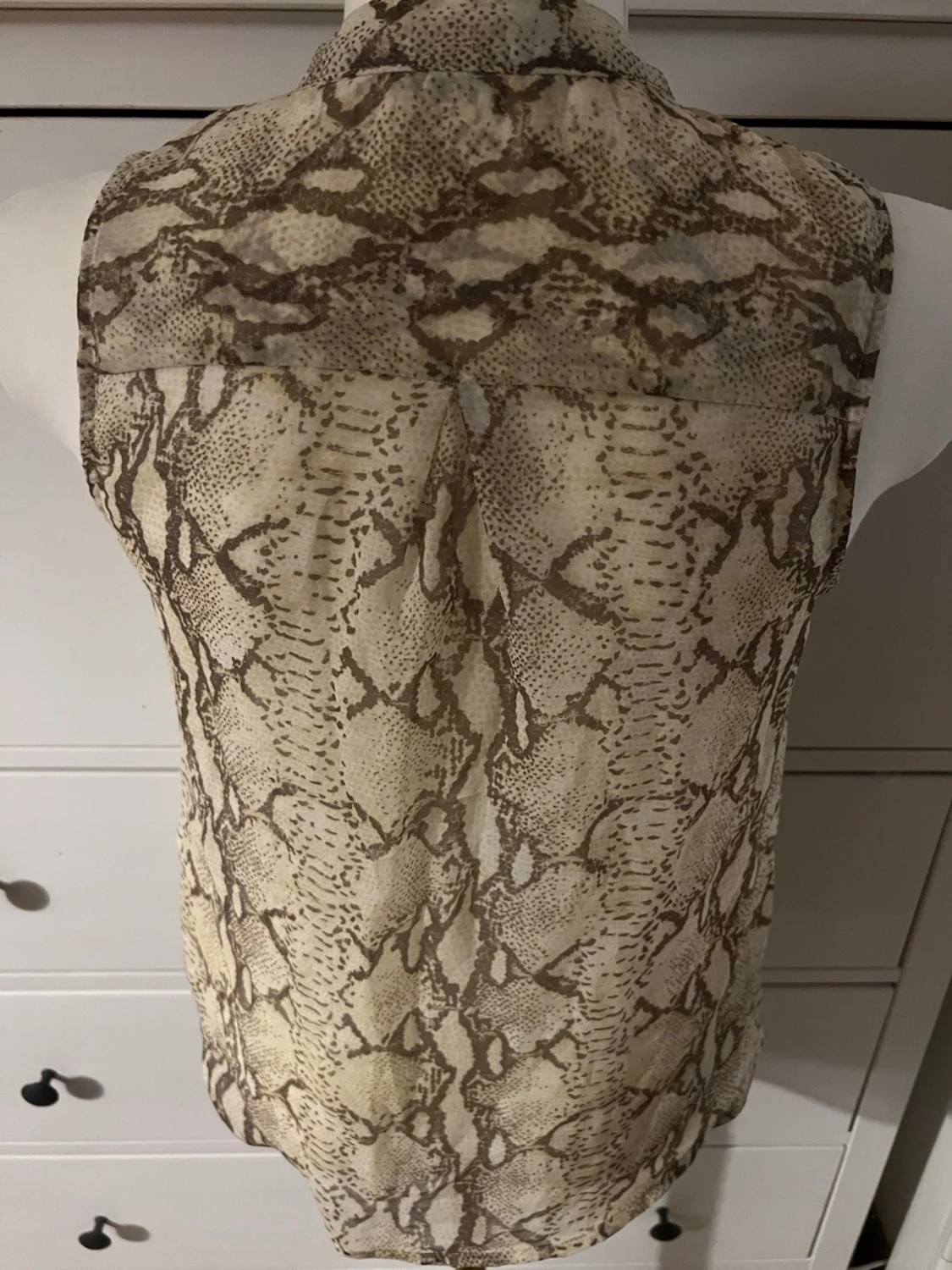 Beige ärmlös blus med ormmönster - 4