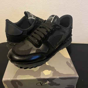 Valentino Rockrunner - Säljer nu ett par Valentino Rockrunners i riktigt fint skick, skorna är använda fåtal gånger. Skriv om du har några funderingar🤩(pris kan diskuteras)