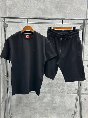 Svart Nike set med t-shirt och shorts - Helt ny och fräsch i alla storlekar!