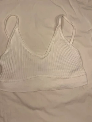 Vit topp - Vit topp från Zara i storlek M (passar mig som är XS) 