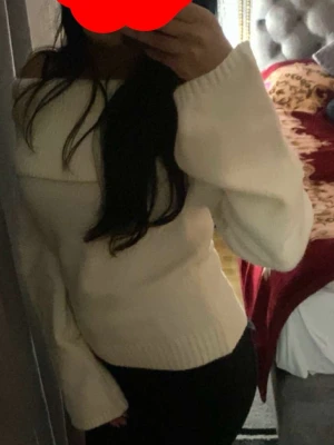 Off shoulder vit stickad tröja - Säljer en vit stickad tröja med off shoulder-design och vida ärmar. 