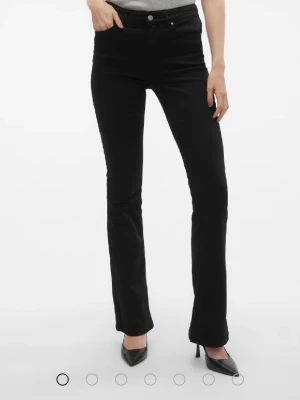 Bootcut jeans - Svarta bootcut jeans från Vero Moda modell: VMFLASH. Storlek S/34 (86cm benlängd). Nypris: 599kr