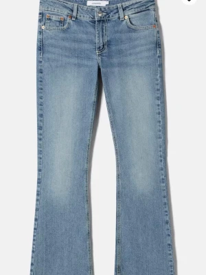 Bootcut jeans  - Snygga ljusblå bootcut jeans från junkyard med klassisk femficksmodell och utsvängda ben. Jeansen har en låg midja och är tillverkade i mjuk denim med stretch för extra komfort. Perfekta för en trendig och avslappnad look.