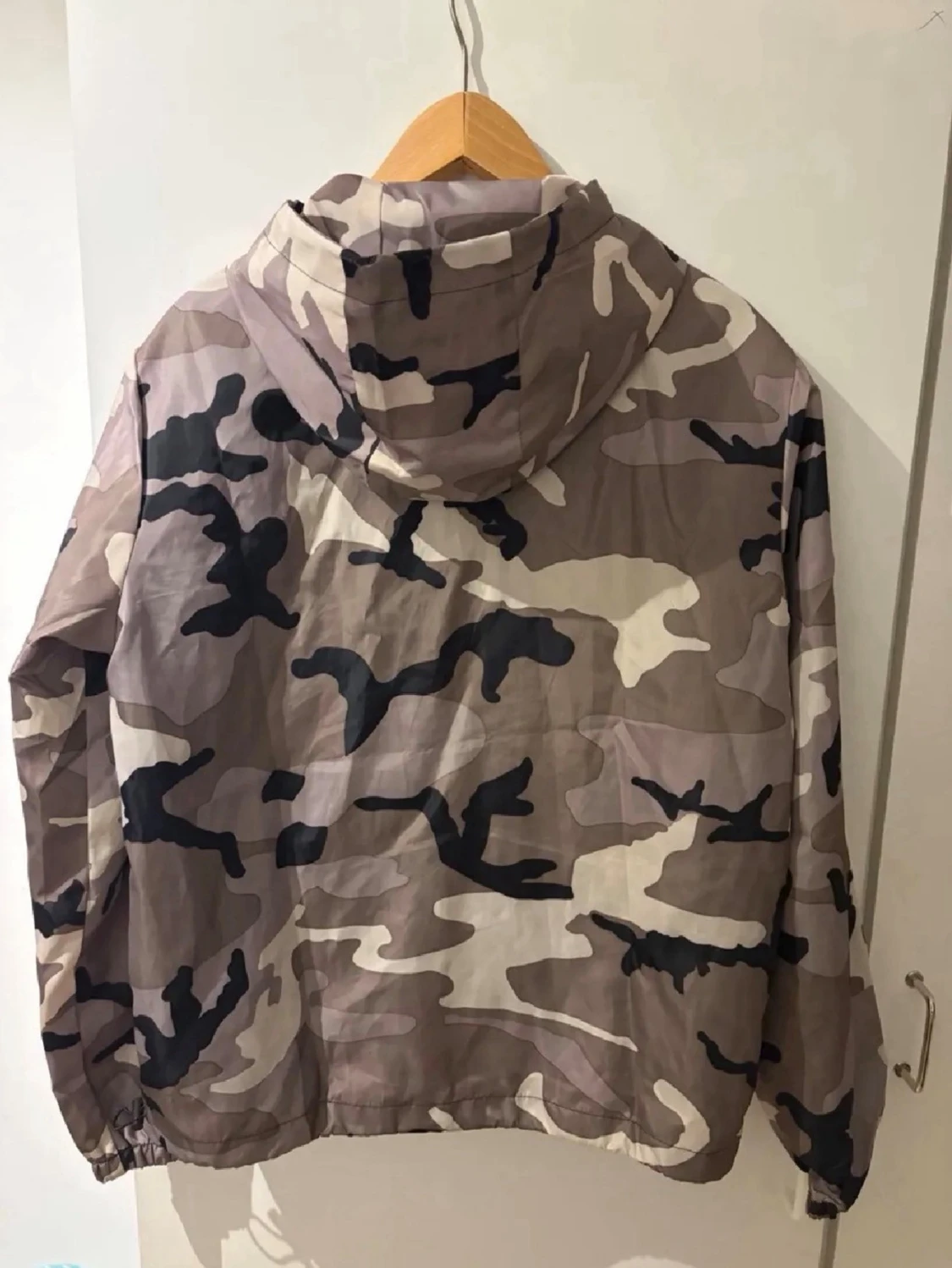 Camo vindjacka med huva - 1