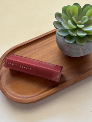 Fenty beauty läppstift - Fenty beauty läppstift i färgen riri💗 aldrig använd! Nypris 349kr