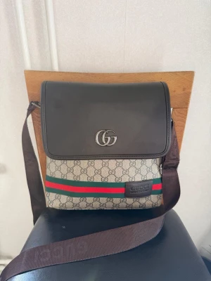 Väska - Mycket fin väska med stor utrymme. Säljs då det inte används längre