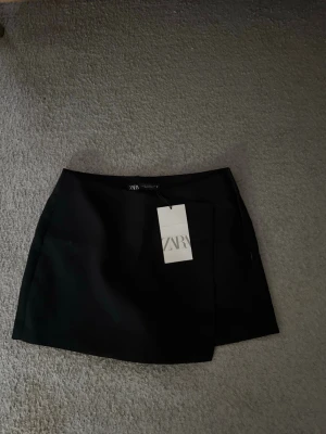 Svart skort från Zara - Helt oanvänd med prislappen kvar. Sann i storleken och sitter på bra. 