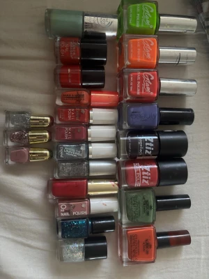 Stort mixat paket nagellack - Säljer ett stort paket med nagellack i olika färger och märken. Här finns allt från glitter, metallic och pastell till starka färger. Säljer då jag inte använder dessa längre. 