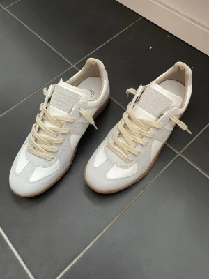 Maison margiela gats - Helt nya vita Maison margiela gats i storlek 43, köpta från nk, kvitto finns, dustbags tillkommer men inte boxen, hojta till vid funderingar!
