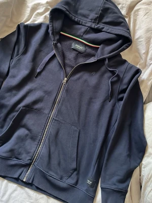 Replay zip hoodie  - Replay zip hoodie nästan helt ny inte använd mycket alls, storlek m men passar L 