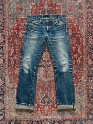 Selvedge Jeans  - Säljer ett par blå selvedge jeans med raka ben från märket Uniqlo. Efter som de var dry selvedge när jag skaffa dem så har de med åren fått riktigt feta fades med åren och där av så är de lite slitna runt knappen. Dem är i storlek 32/34 men skulle säga att de sitter mer som 31/32. Hör gärna av dig vid frågor och kom med bud!!!! Gör också byten !!