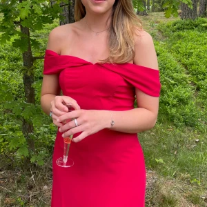 Röd balklänning - Superfin röd balklänning med offshoulder-design. Perfekt för balen eller andra festliga tillfällen! Skriv för frågor🤍