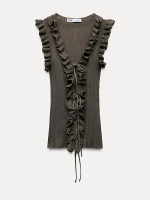 Olivgrön ribbad topp med volanger Zara - Supersnygg olivgrön ribbad topp från Zara med volangdetaljer och knytning fram. 