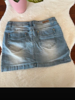 Jeans kjol - Jätte fin jeankjol med snygga fickor💗inga hål samt fläckar💗skulle säga att storlek är S/M