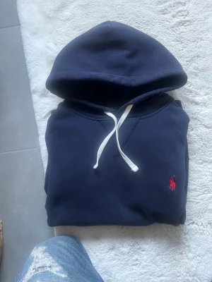 Mörkblå hoodie från Ralph Lauren - Snygg mörkblå rl hoodie i strl S. Mycket bra skick inga defekterr!