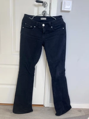 Svarta bootcutjeans  - Svarta bootcutjeans med knapp-fickor i bak. Är precis lagom i längden för mig som är 165