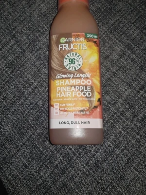 Garnier Fructis Pineapple Hair Food - Oöppnad,Garnier Fructis Glowing Lengths Shampoo Pineapple Hair Food är ett schampo med doft av ananas, speciellt för långt och glanslöst hår. Innehåller 96% ingredienser av naturligt ursprung och kommer i en återvunnen plastflaska. Vegansk formula och utan silikoner.