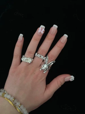Silvriga ringar  - Kanin ring - 99kr. MOM ring - 89kr silvrig ring - 89kr. Alla är helt nya. Alla 3 för 250kr. 🪽✨ MOM ring ej justerbar!