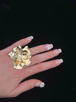 Guldig Blom ring lättvikt  - Lättvikts ring. Helt ny. Justerbar. Frakt 29kr. tryck på köp nu!! 🪽✨