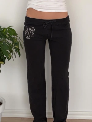 Hollister lågmidjade byxor  - Storlek S. Skickas inom 24h. Se liknande plagg i min profil! 