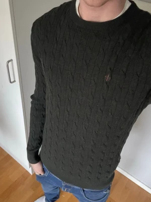 Mörkgrön kabelstickad tröja Morris - Mörkgrön Kabelstickad Morris tröja i 100% merinoull | Mycket bra skick | Storlek M | Ställ gärna frågor 🫱🏻‍🫲🏼