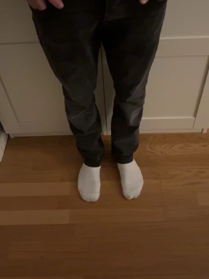 Nudie jeans grim tim  - 31w 30L(passar 30w och 32L). Säljer ett par svarta jeans med rak/smal passform och klassisk femficksdesign. Jeansen har en något tvättad look och är tillverkade i denim. Perfekta för dig som gillar en enkel och stilren stil.