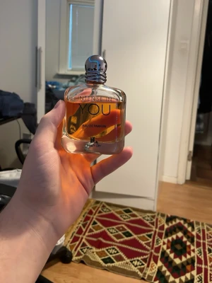 Negosiable price stronger With You - Intense In You Eau de Parfum från Atlantic City har en elegant, genomskinlig glasflaska med rundad form och silverfärgad kork. Doften har en varm bärnstensfärgad vätska som syns tydligt genom flaskan. Perfekt för dig som gillar stilrena och moderna parfymer.