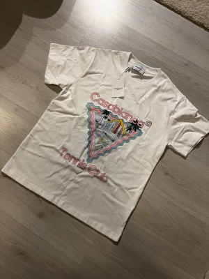  Casablanca Tennis Club - Säljer denna feta T-shirten från Casablanca som passar perfekt till våren/sommaren. Passar från 178-188 cm och det är helt ny. Skriv till mig vid funderingar, pris går att diskuteras vid snabb affär 💫