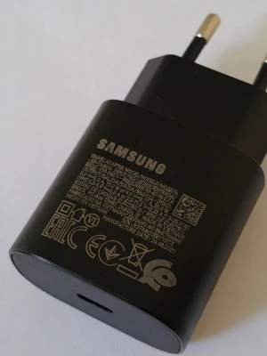 Samsung svart USB C snabbladdare - En svart Samsung USB snabbladdare med EU-kontakt. Tillverkad i plast och har tydlig Samsung-logga. Passar till de flesta mobiltelefoner och laddar snabbt med upp till 25W. Kompakt och smidig att ta med sig.