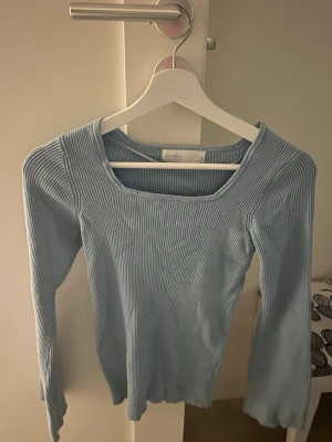 Blå långärmad ribbad  - Ribbad långärmad, tror i strl.M. Knappt använd 