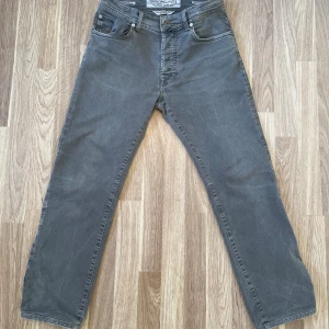 Jacob Cohen jeans  - Fina! Grå jeans från Jacob Cohën med size 32. En knapp gått av.