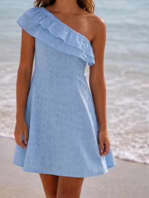 Ljusblå offshoulder klänning med volang - Söt ljusblå klänning med broderade detaljer och volang längs axlarna. Kan bäras både offshoulder och oneshoulder för olika looks. Drömklänningen till i sommar!