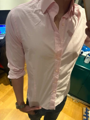 Dressmann - Säljer en rosa skjorta från dressman. Passformen är normal, storlek S. Har du på dig denna så kommer brudarna av sig självt. Priset är förhandlingsbart. 